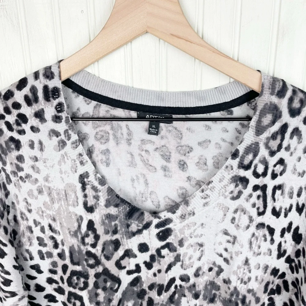 Apt. 9 Black and White Snow Leopard Cheetah Animal Print V-neck Sweater Size XL